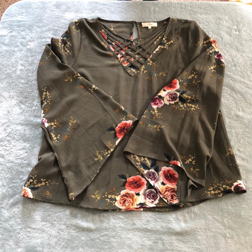 NWOT Floral blouse